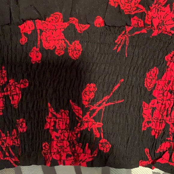 LAST 1️⃣ 🤍Red/Black Surplice Neck Shirred Floral Top - Picture 7 of 7